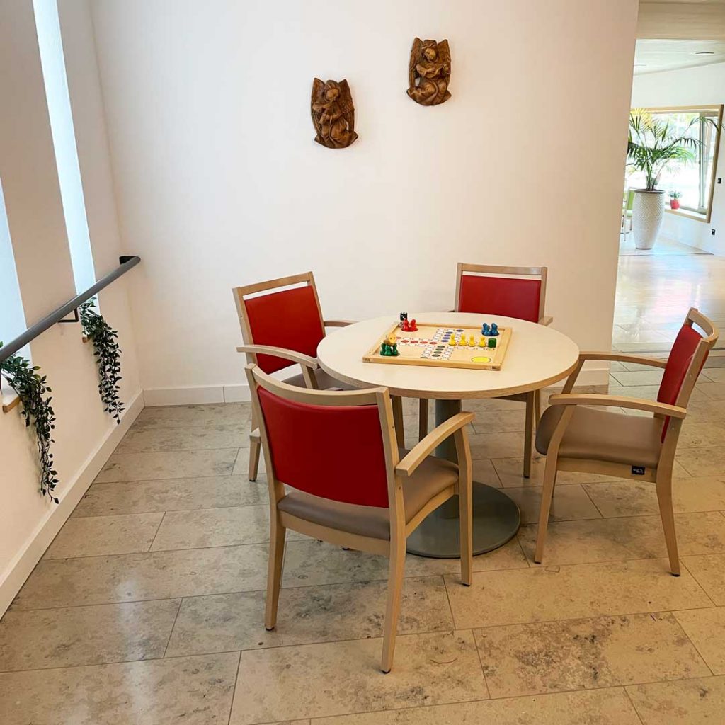 Pflegestuhlserie Anna Geröna im Seniorenheim