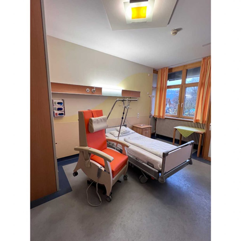 Pflegesessel MultiCare Wood Palliativstation 1 1024x1024 - Referenzen - Pflegesessel für Krankenhäuser
