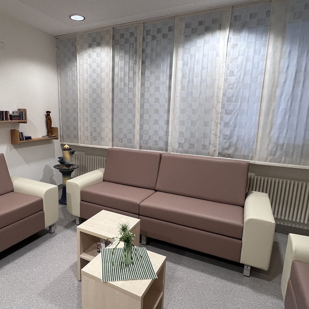 Pflegesofa BelMoCare - Sitzgruppe, zweifarbig kaschmir-beige in ein Aufenthaltsraum auf der Palliativstation.