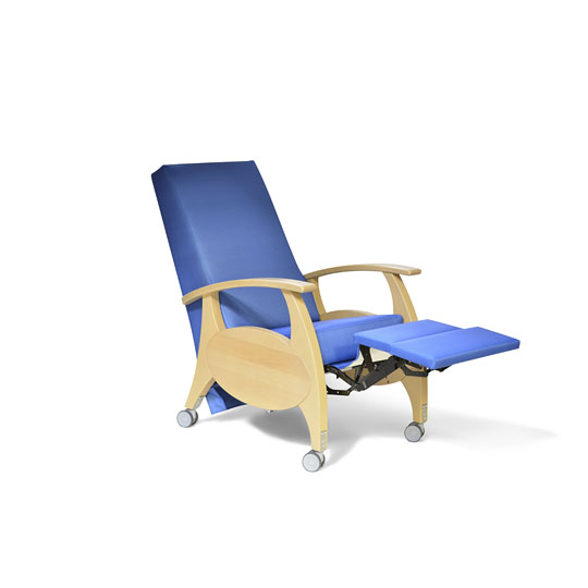 ruhesessel mit holzarmlehnen abwaschbar hoher sitz und liegekomfort mit rollen bezug blau